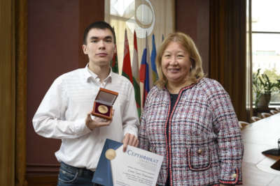 Выпускник Филиала Сеитов Санат награжден медалью  Евразийского патентного ведомства